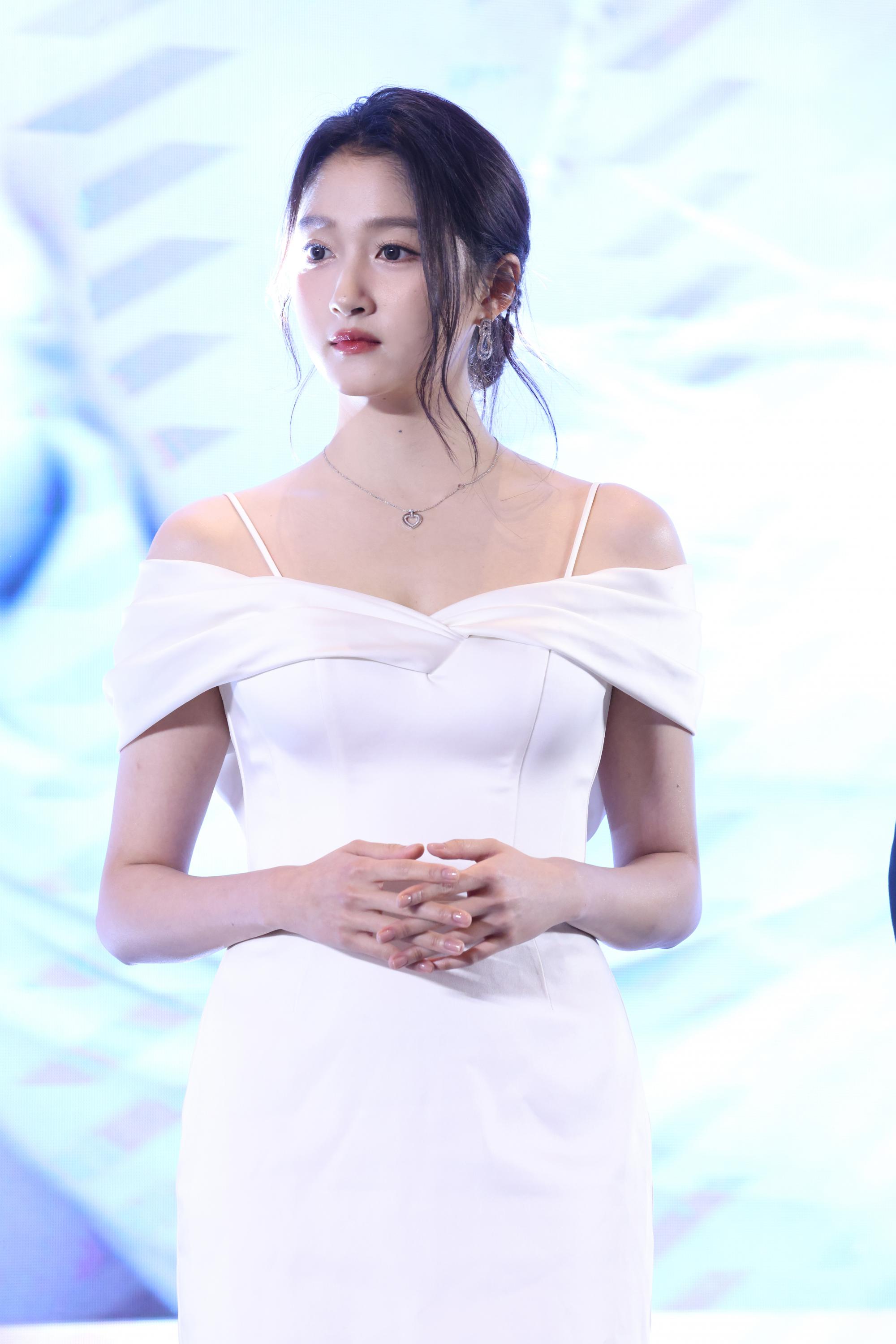 关晓彤生图白色连衣短裙半身现场生图照[6]